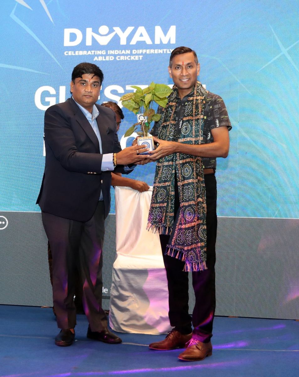 A guest felicitating a BAX representative at the Divyam Awards